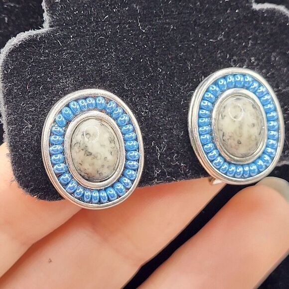 Liz Claiborne Cabochon Clip On Earrings 0.75in - Picture 1 of 3